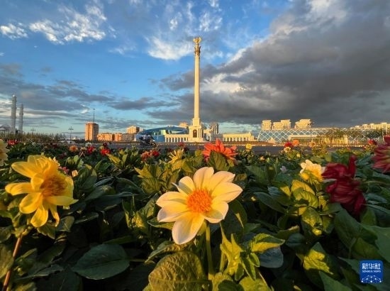 這是7月2日拍攝的哈薩克斯坦首都阿斯塔納獨立廣場。新華社記者 岳月偉 攝