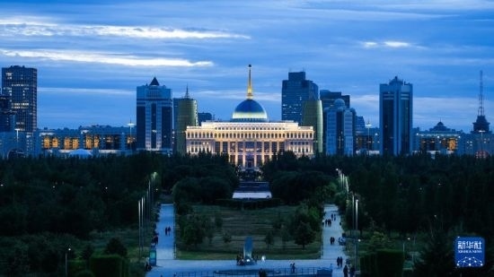 這是7月2日在哈薩克斯坦首都阿斯塔納拍攝的總統(tǒng)府及城市建筑。新華社記者 王建華 攝