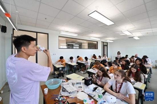 7月3日，外國學生在學習繪制京劇臉譜。新華社記者 李然 攝