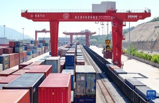 6月30日，在中哈連云港物流合作基地，大型機械在吊裝集裝箱（無人機照片）。新華社發(fā)（王健民 攝）