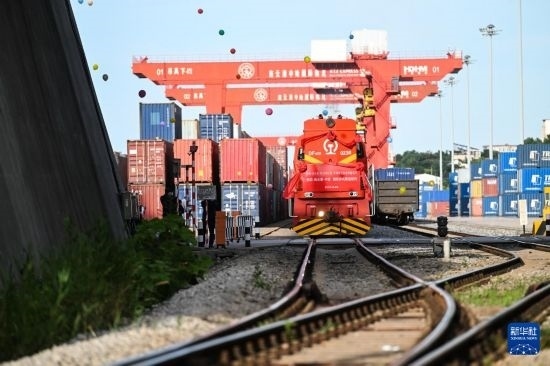 6月26日，“韓國-連云港-中亞”國際多式聯(lián)運班列從中哈連云港物流合作基地出發(fā)，駛往哈薩克斯坦、烏茲別克斯坦。班列運載的55個大柜此前于6月13日從韓國境內發(fā)出，經釜山港海運抵達連云港后轉由鐵路運輸。新華社記者 季春鵬 攝