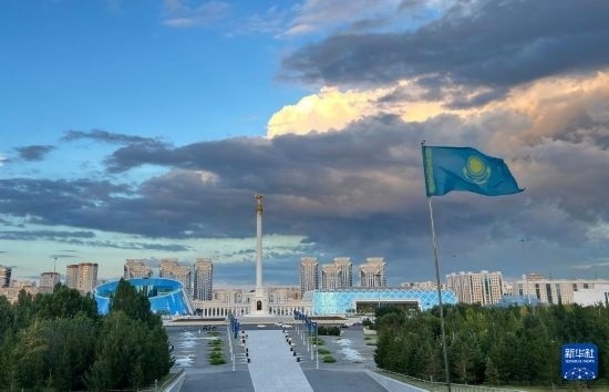 這是7月2日拍攝的哈薩克斯坦首都阿斯塔納獨立廣場。新華社記者 岳月偉 攝