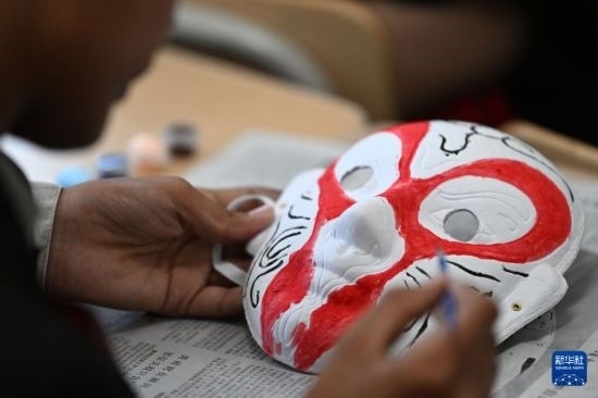 7月3日，外國學生在繪制京劇臉譜。新華社記者 李然 攝