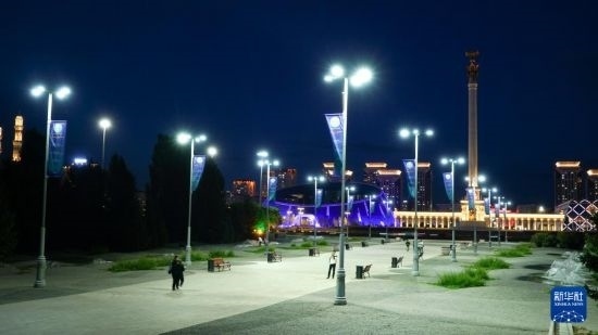 這是7月2日在哈薩克斯坦首都阿斯塔納拍攝的獨(dú)立廣場上的紀(jì)念柱（右后）。新華社記者 王建華 攝