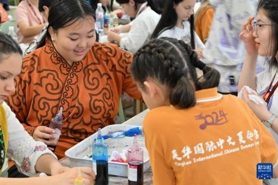 7月3日，外國學生在了解中國的染布技術(shù)。新華社記者 李然 攝