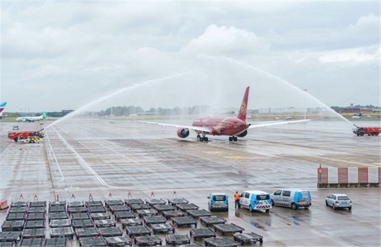 圖為布魯塞爾-上海返程航班出發(fā)前，布魯塞爾機(jī)場方面為返程航班舉行水門儀式。吉祥航空供圖