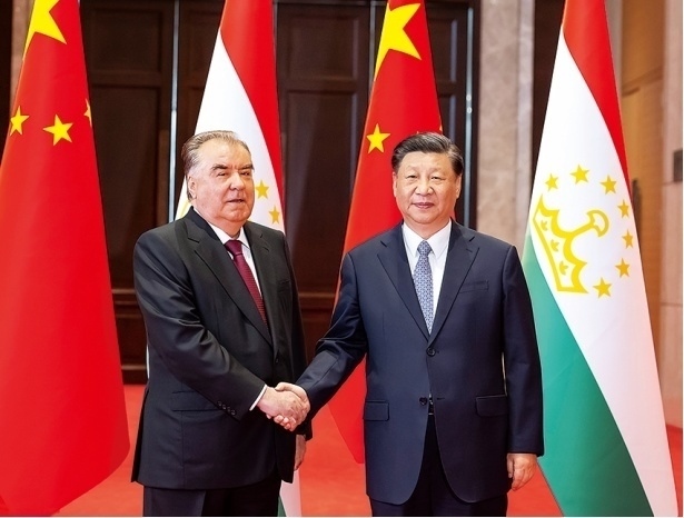 2023年5月，國家主席習(xí)近平在西安同來華出席中國—中亞峰會(huì)并進(jìn)行國事訪問的塔吉克斯坦總統(tǒng)拉赫蒙會(huì)談。新華社記者 丁海濤 攝