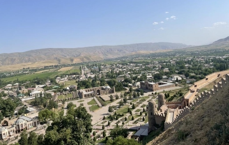 位于塔吉克斯坦杜尚別西北的吉薩爾古城，有著3000多年歷史。有研究認(rèn)為，張騫出使大宛回程途中曾經(jīng)過此地。圖為從吉薩爾古城城墻俯瞰城門與市鎮(zhèn)。本報(bào)記者 曲頌 攝