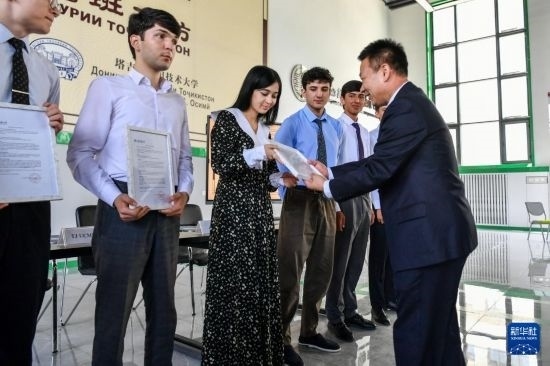7月3日，在塔吉克斯坦首都杜尚別，天津城市建設(shè)管理職業(yè)技術(shù)學院的負責人為魯班工坊赴華留學生頒發(fā)錄取通知書。新華社記者 曹陽 攝