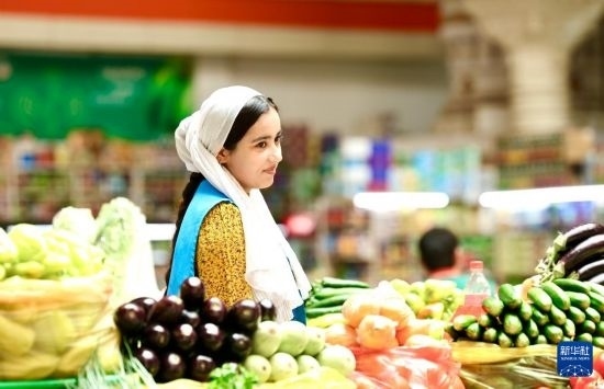 這是7月3日在塔吉克斯坦首都杜尚別大巴扎內(nèi)拍攝的營業(yè)者。新華社記者 姚大偉 攝