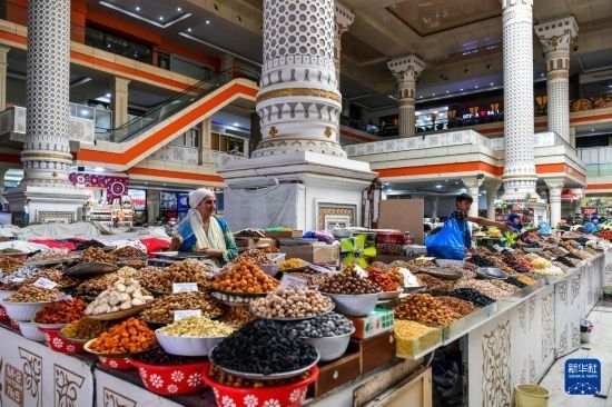 這是6月27日在塔吉克斯坦首都杜尚別拍攝的大巴扎內(nèi)景。新華社記者 曹陽 攝