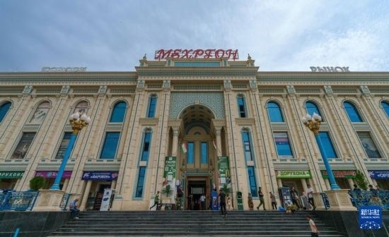 這是7月1日在塔吉克斯坦首都杜尚別拍攝的大巴扎外景。新華社記者 周荻瀟 攝