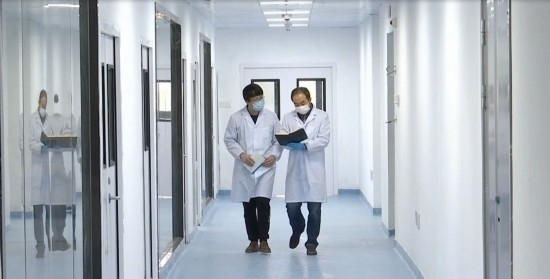 中國科學(xué)院贛江創(chuàng)新研究院科研人員在交流。（贛州市贛縣區(qū)融媒體中心供圖）