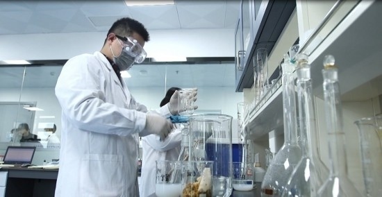 中國科學(xué)院贛江創(chuàng)新研究院科研人員在做實(shí)驗(yàn)。