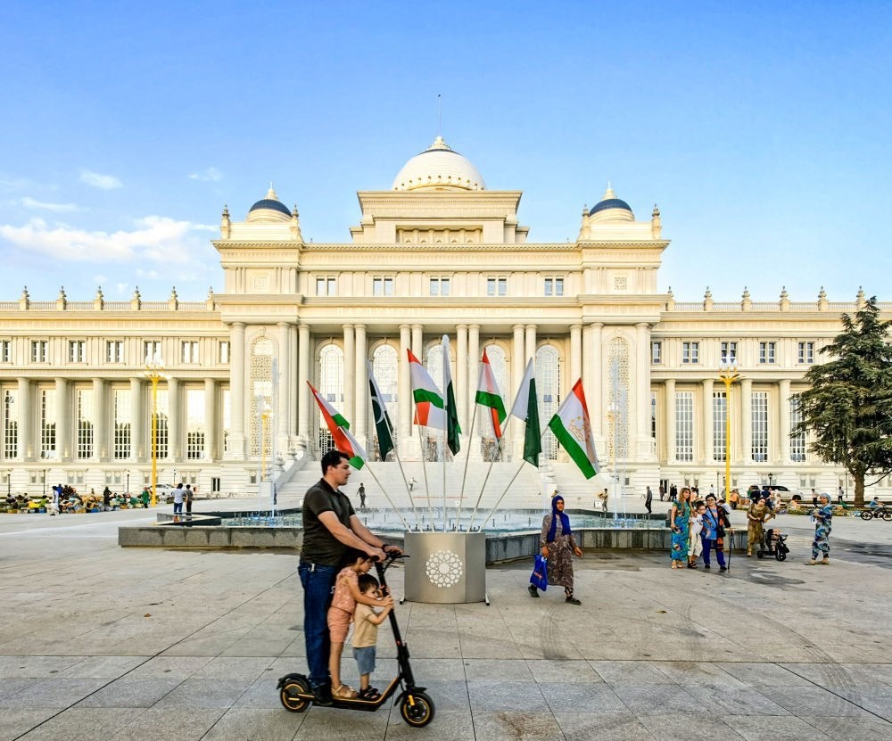 2024年7月1日，人們?cè)谒怂固棺h會(huì)大樓前的廣場上休閑。