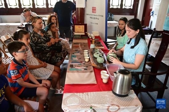 7月4日，在馬耳他桑塔露琪亞市的中國古典園林“靜園”，人們欣賞中國茶藝表演。新華社發(fā)（喬納森·博格 攝）