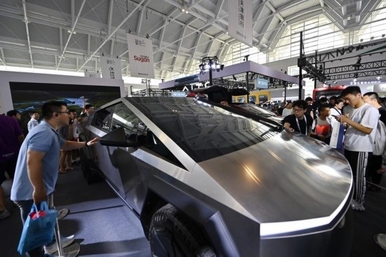 在天津舉行的2024世界智能產(chǎn)業(yè)博覽會上，觀眾在特斯拉展臺參觀（6月22日攝）。新華社記者 李然 攝