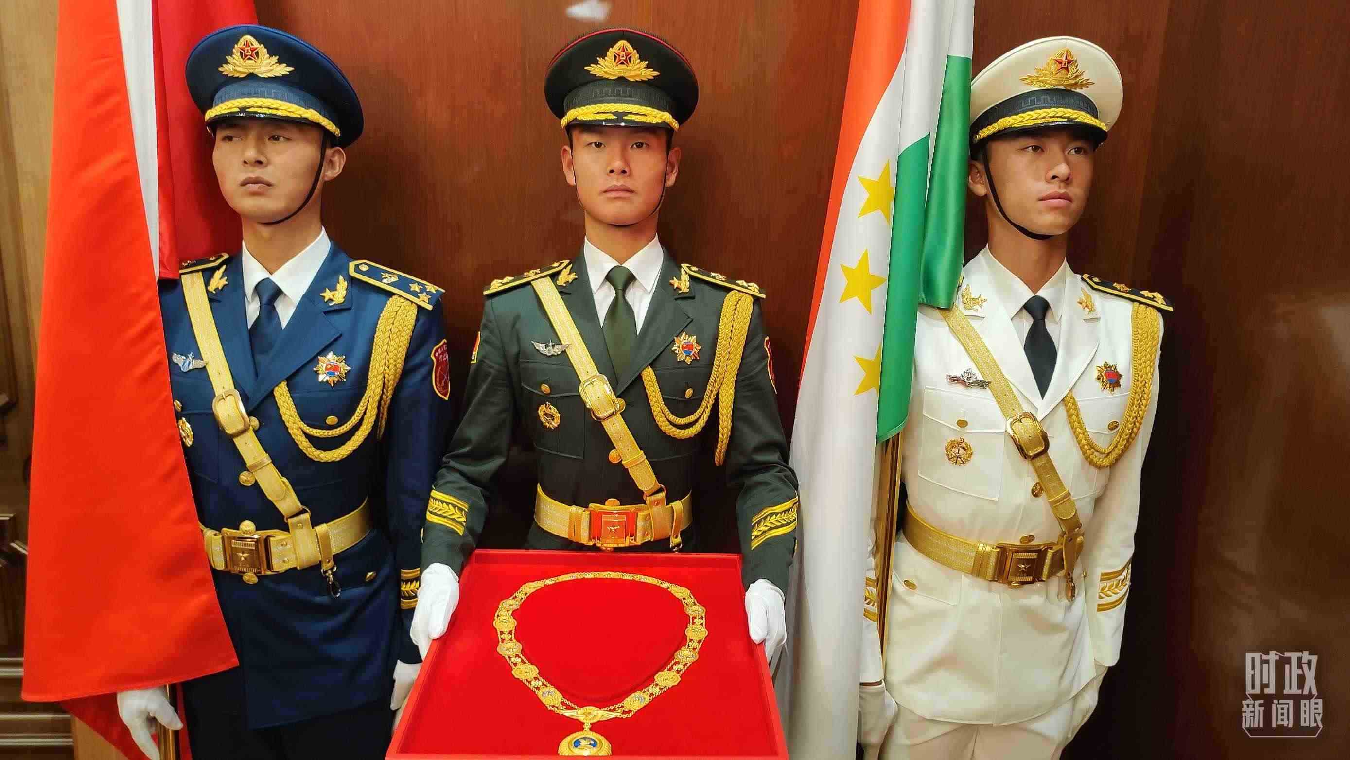 △中方儀仗兵護送“友誼勛章”入場。（總臺央視記者薛冠南拍攝）