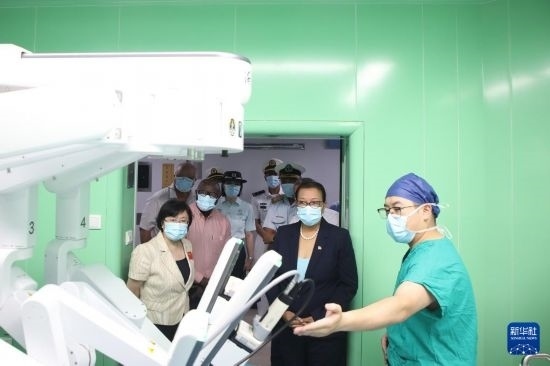 7月5日，塞舌爾衛(wèi)生部長(zhǎng)維多在中國(guó)海軍“和平方舟”號(hào)醫(yī)院船上參觀。新華社發(fā)（劉志磊 攝）