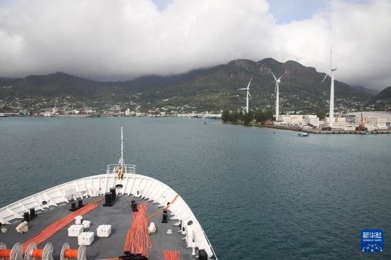 7月5日，中國(guó)海軍“和平方舟”號(hào)醫(yī)院船抵達(dá)塞舌爾維多利亞新港碼頭。新華社發(fā)（劉志磊 攝）