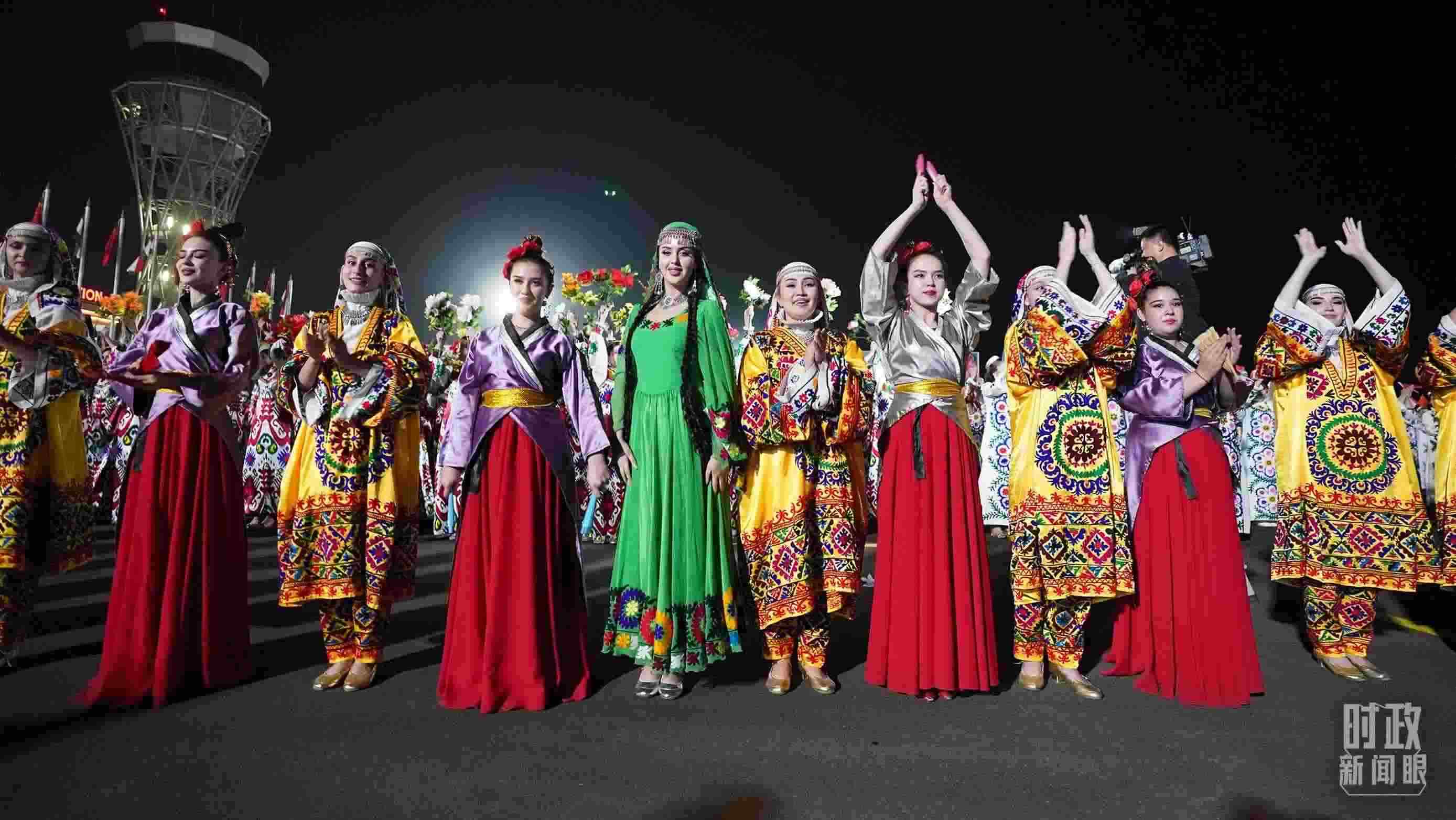 △迎賓儀式上身著民族盛裝的塔吉克斯坦青年。（總臺記者李晉拍攝）