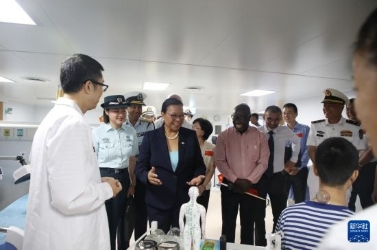 7月5日，塞舌爾衛(wèi)生部長(zhǎng)維多在中國(guó)海軍“和平方舟”號(hào)醫(yī)院船上參觀中醫(yī)診室。新華社發(fā)（劉志磊 攝）