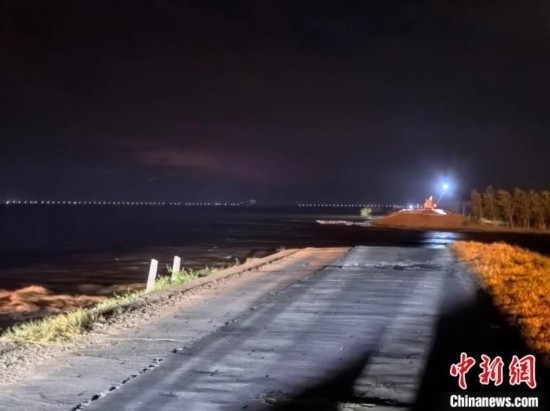  7月6日凌晨，湖南岳陽華容縣團(tuán)洲垸洞庭湖一線堤防決口現(xiàn)場。中新社記者 白祖偕 攝