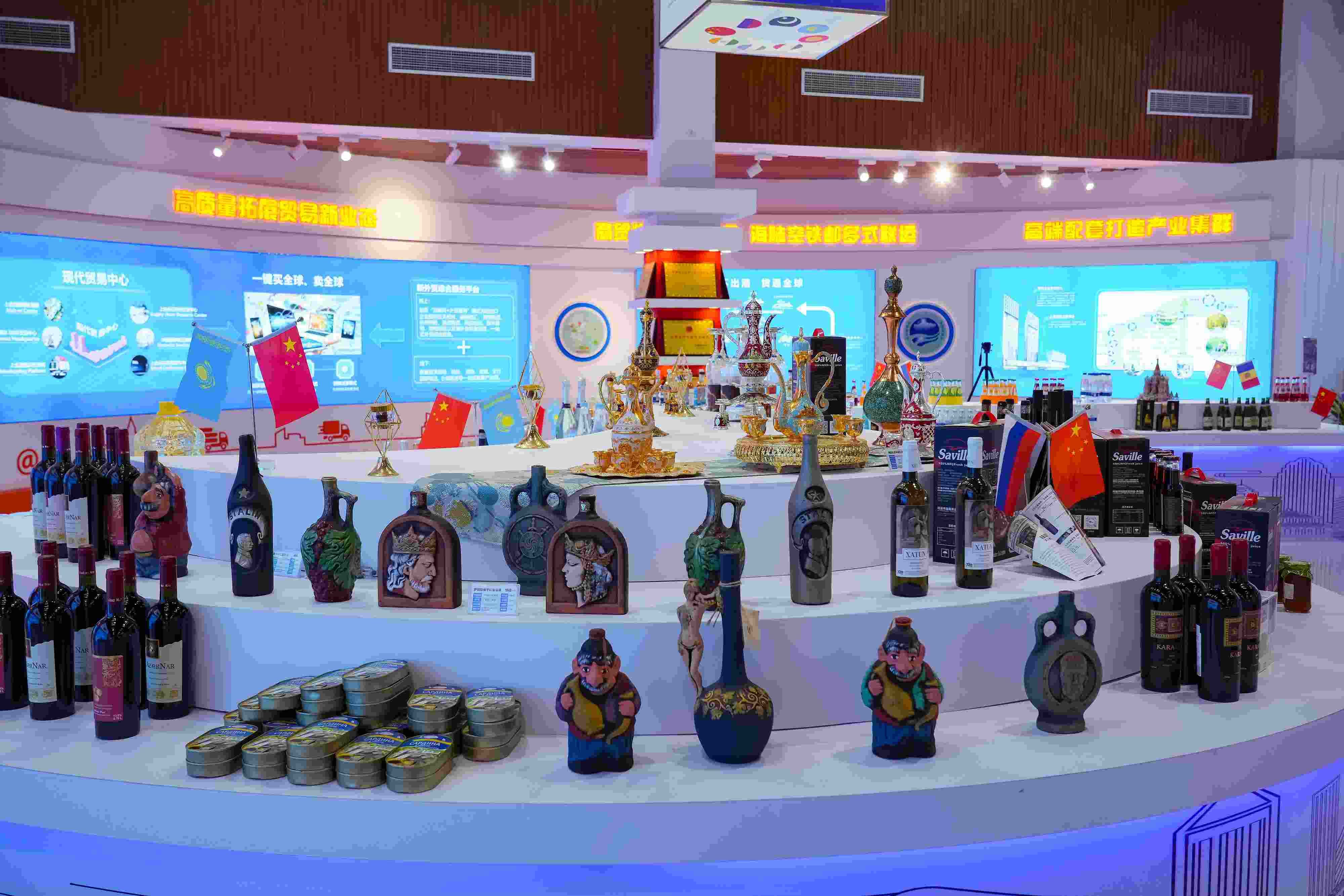 2022年10月19日，青島，上合示范區(qū)展出的上合組織國(guó)家特色商品。