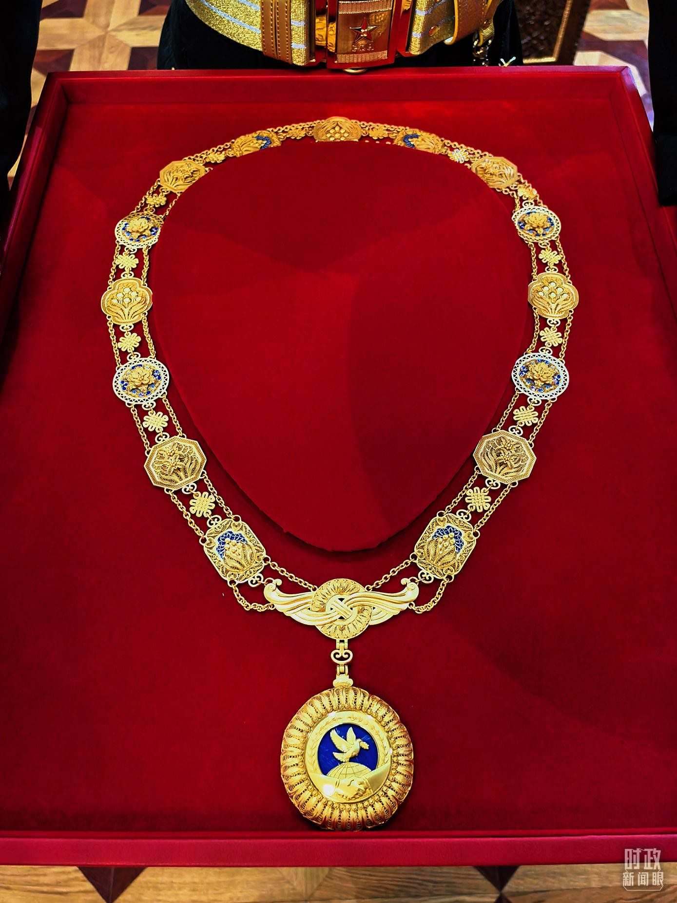 △中華人民共和國“友誼勛章”。（總臺央視記者范學禹拍攝）