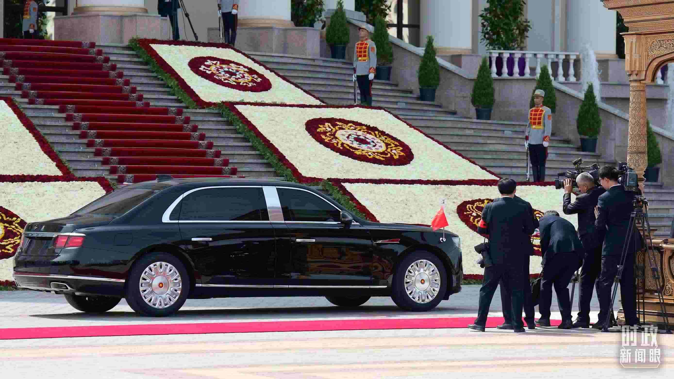 △習主席乘坐的紅旗車抵達塔總統(tǒng)府。（總臺記者李晉拍攝）