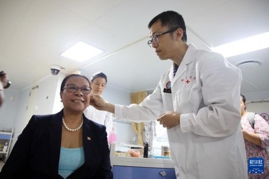 7月5日，塞舌爾衛(wèi)生部長(zhǎng)維多在中國(guó)海軍“和平方舟”號(hào)醫(yī)院船上體驗(yàn)中醫(yī)。新華社發(fā)（劉志磊 攝）