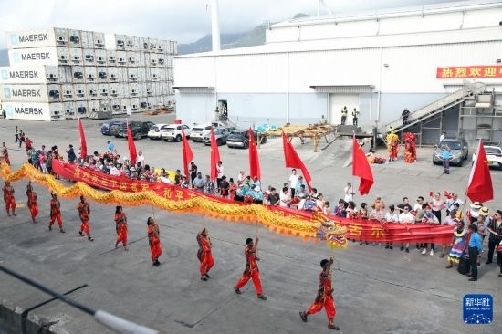 這是7月5日在塞舌爾維多利亞新港碼頭拍攝的歡迎儀式。新華社發(fā)（劉志磊 攝）