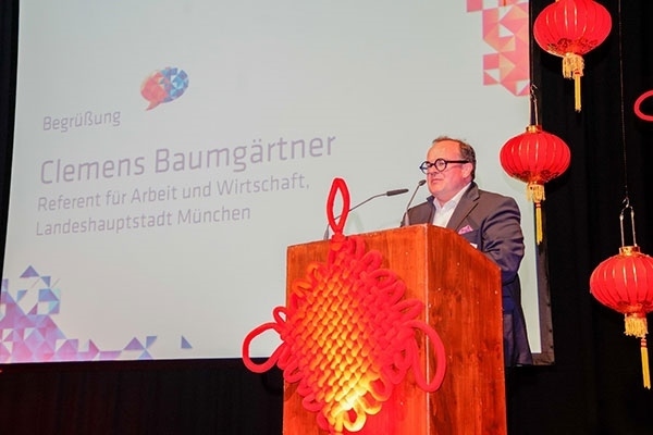 圖為鮑姆蓋特納在致辭。（駐慕尼黑總領館提供）