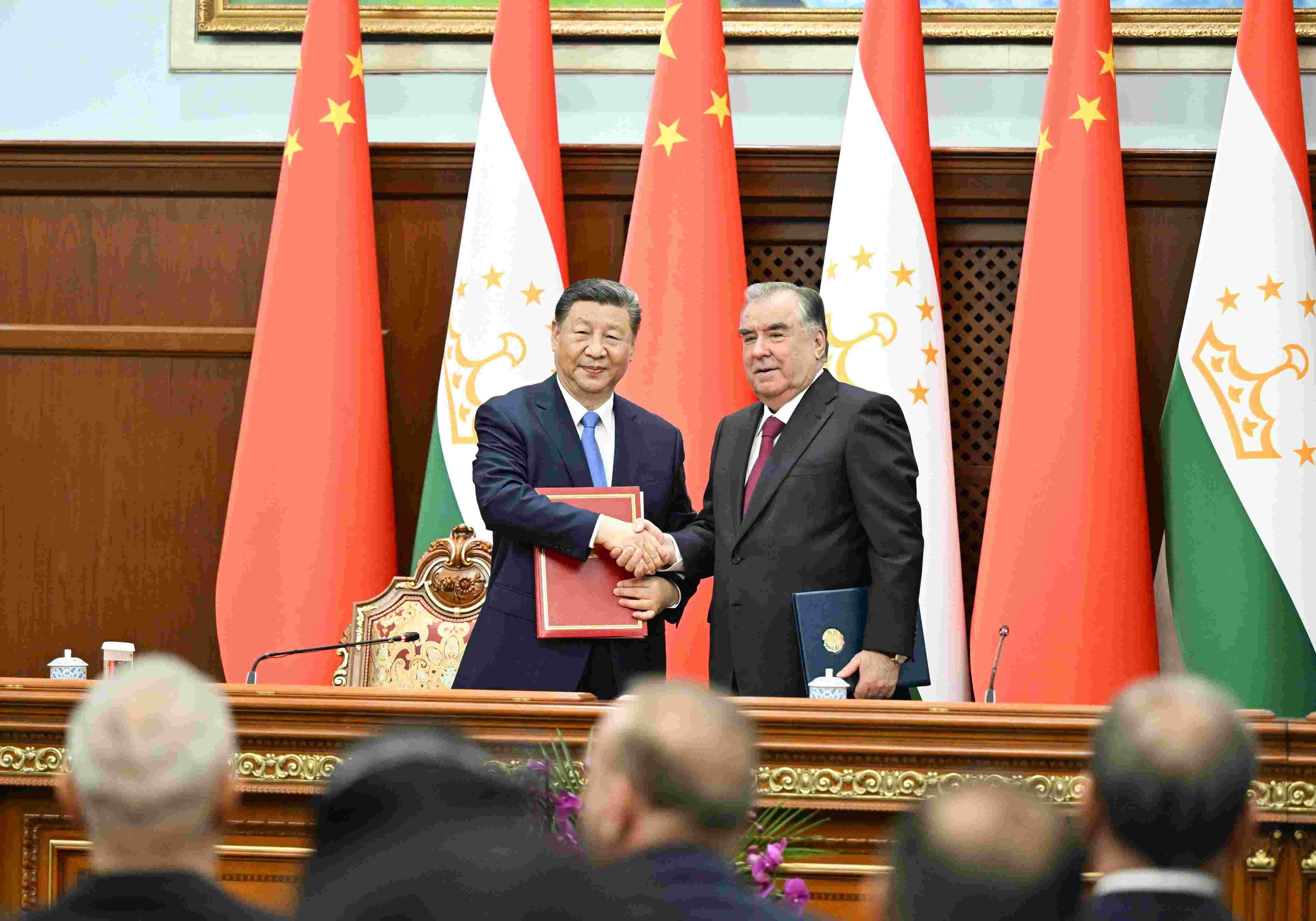 當(dāng)?shù)貢r間2024年7月5日下午，習(xí)近平主席同塔吉克斯坦總統(tǒng)拉赫蒙在杜尚別總統(tǒng)府舉行會談。會談后，兩國元首共同簽署《中華人民共和國和塔吉克斯坦共和國關(guān)于發(fā)展新時代全面戰(zhàn)略合作伙伴關(guān)系的聯(lián)合聲明》。