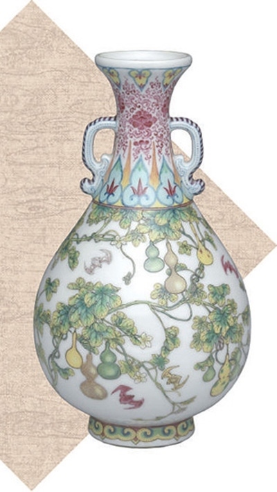 清代瓷胎畫琺瑯福壽連綿雙耳瓶。臺(tái)北故宮博物院藏