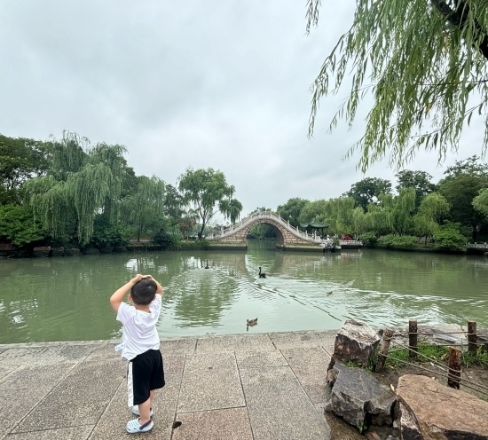 一位小朋友在二十四橋旁拍照。人民網(wǎng)記者 金慧慧攝