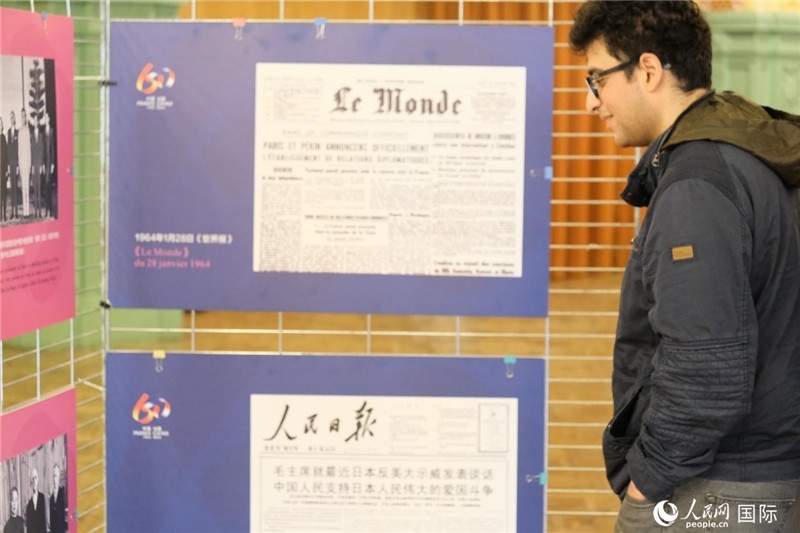 蒙達(dá)爾紀(jì)市民駐足“中法建交六十周年”圖片展。人民網(wǎng)記者 于超凡攝