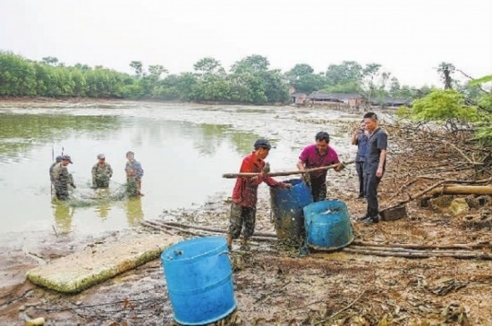 圖②：執(zhí)行干警督促凌某捕魚清塘。