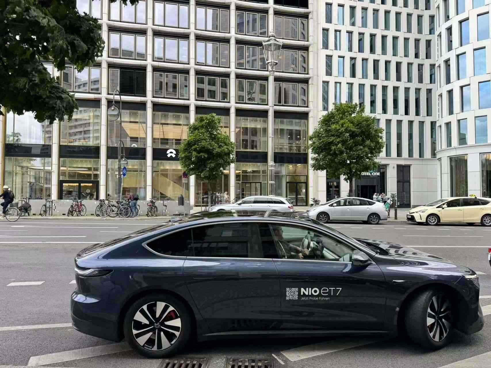 消費者在蔚來柏林智能駕駛中心前試駕電動汽車。 人民網(wǎng)記者 李強攝