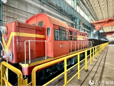 運輸通鋼產(chǎn)品的火車。人民網(wǎng) 謝瑩攝