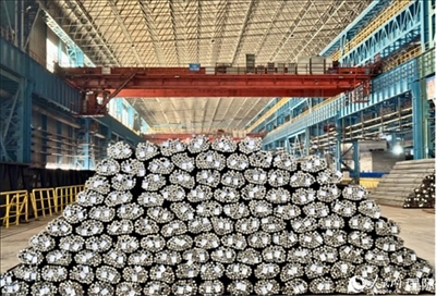 廠房內(nèi)待運輸?shù)耐ㄤ摦a(chǎn)品。人民網(wǎng) 謝瑩攝