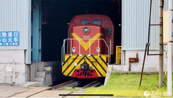 通鋼產(chǎn)品通過鐵路運輸出場。人民網(wǎng) 謝瑩攝