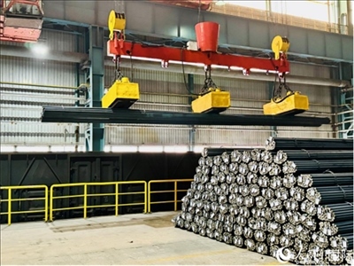 通鋼產(chǎn)品正在裝車。人民網(wǎng) 謝瑩攝