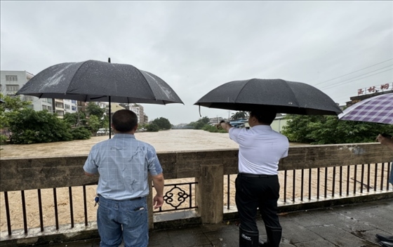 工作組在防汛一線開展工作。受訪者供圖