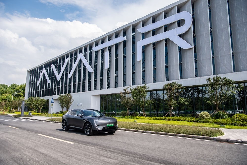 一輛新能源汽車在重慶市江北區(qū)行駛（2023年7月20日攝）。新華社記者 唐奕 攝