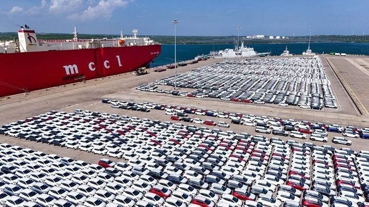 這是2024年3月28日拍攝的斯里蘭卡漢班托塔港（無(wú)人機(jī)照片）。漢班托塔港是中斯共建“一帶一路”重點(diǎn)合作項(xiàng)目，位于斯里蘭卡南端，是一座綜合性人工深水海港，許多往來(lái)亞洲、歐洲、非洲的貨船在此經(jīng)過(guò)。新華社記者 徐欽 攝