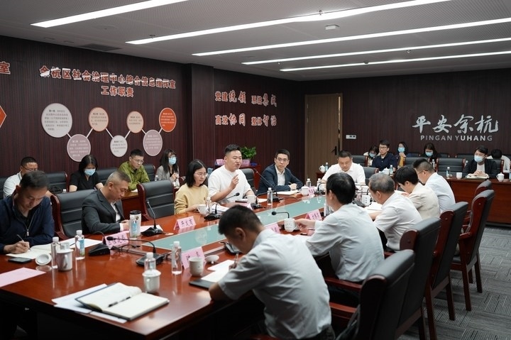 由浙江省信訪局和相關(guān)部門負(fù)責(zé)人組成的下訪團(tuán)在杭州市余杭區(qū)社會(huì)治理中心接待來訪群眾。新華社記者 翁忻旸 攝