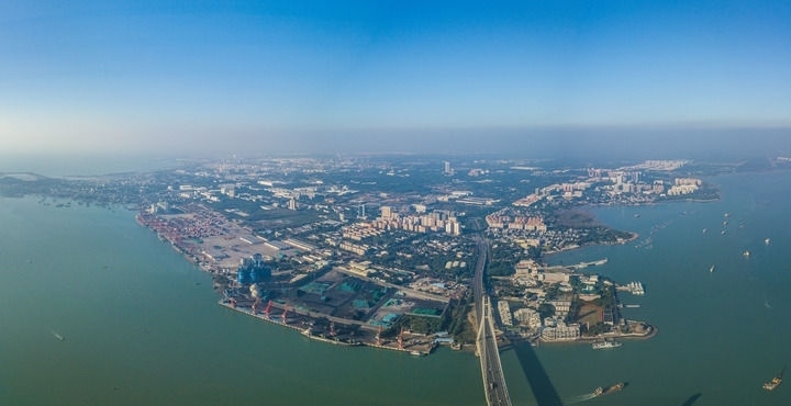 海南自貿(mào)港重點(diǎn)園區(qū)——洋浦經(jīng)濟(jì)開發(fā)區(qū)（2023年12月31日攝，無(wú)人機(jī)全景照片）。新華社記者 蒲曉旭 攝
