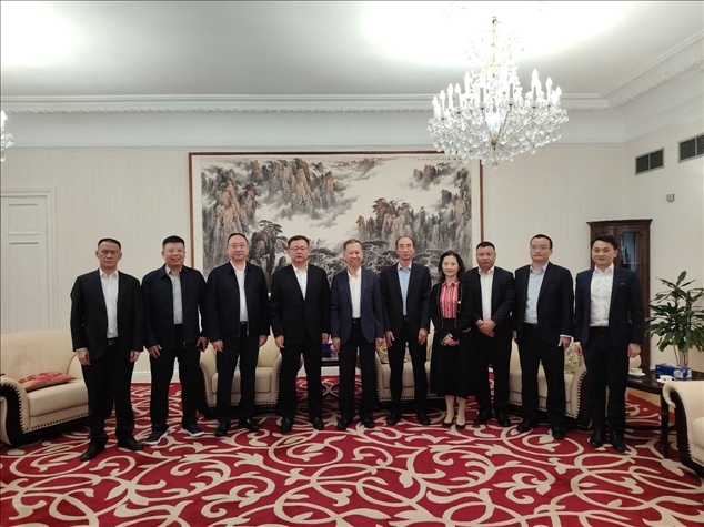 中國(guó)駐瑞典大使崔愛(ài)民（左五）會(huì)見(jiàn)中國(guó)中鐵股份有限公司總裁陳文健一行并合影。中國(guó)駐瑞典大使館供圖