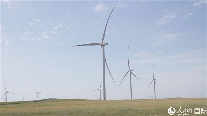 阿克莫拉州風(fēng)電項目群風(fēng)機。 人民網(wǎng)記者 葛泰佚攝